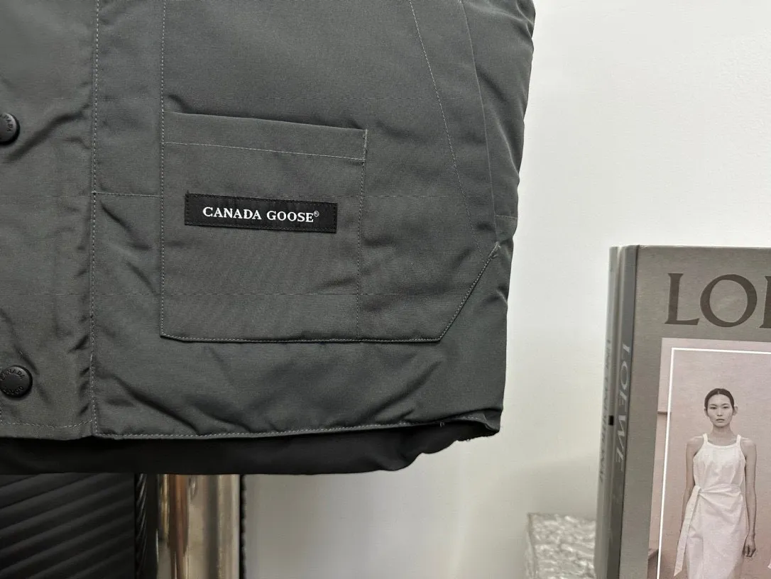 P360 [Canada Goose] Canada Goose #Freestyle Crew 4154M Men’s and Women’s Vest Down# ➖ Imported Behringer embroidery machine with customized 10,000-needle embroidery logo! ➖ Imported 21-count polyester-cotton blended original fabric, using Feather-Light 10D waterproof coating fabric, made of 84.5% polyester fiber and 15.5% cotton, 100% the best feel in the entire network! ➖ The genuine official website uses the national standard 80 white duck down, and will never be misled by false claims such as 90 down or goose down! ➖ 100% nylon nylon lining with double double-layer sealing design to prevent velvet from running away. Top-grade polar fleece is used in the collar and pockets to keep warm and comfortable! ➖ Yoshida YKK provides original custom-made electroplated sliders. YKK two-way lockable zippers are tight and smooth and will not peel off paint! ➖ 3M composite original Velcro is durable, and all accessories and hardware are disassembled and customized! ⛔No slander, no exaggeration, no need for too much copywriting, because it is focused, it is professional!  SIZE: XS S M L XL XXL